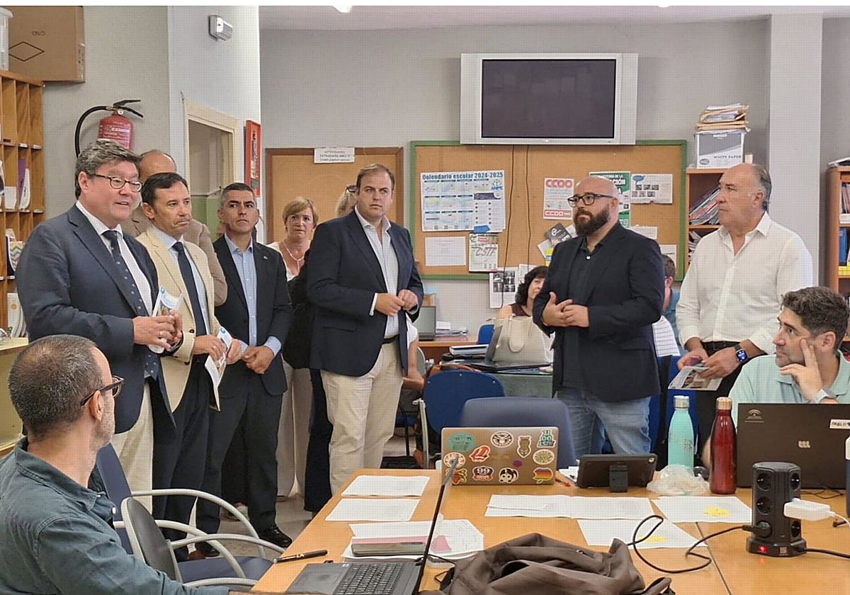 El delegado territorial de Desarrollo Educativo y Formación Profesional en la provincia, José Ángel Aparicio, junto al subdelegado de la Junta en el Campo de Gibraltar, Javier Ros, y el alcalde de Algeciras, José Ignacio Landaluce, en inicio de curso