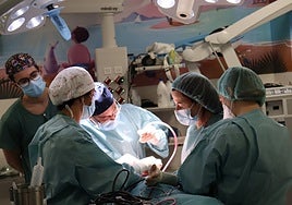 La lista de espera quirúrgica baja en Cádiz con 6.743 pacientes menos y 43 días menos de demora