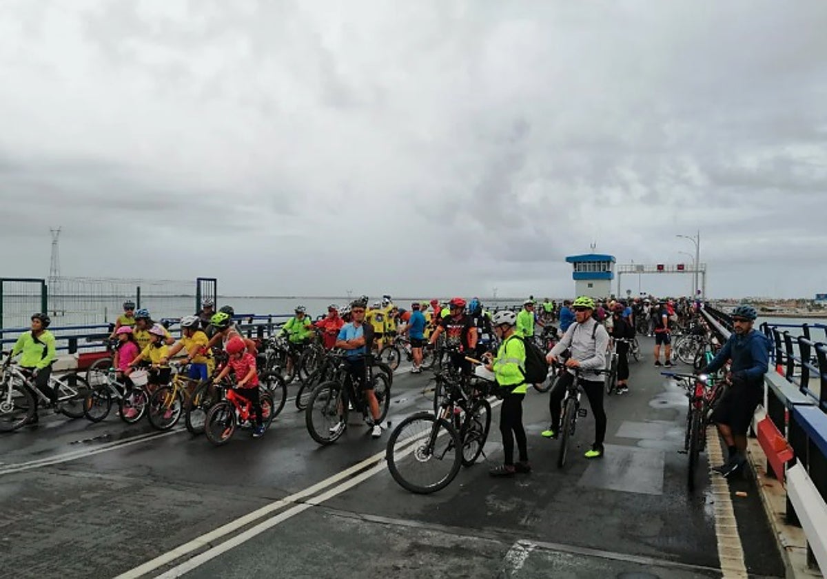 Bicimanifestación en el Puente Carranza, en foto de archivo.