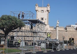 Cádiz ya levanta su faro de más de 13 metros para iluminar la gran fiesta de Gades Romana que arranca el viernes