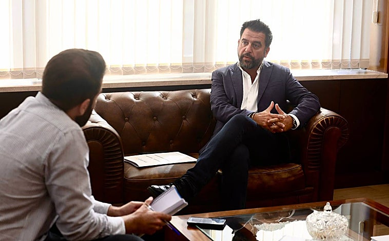 Imagen principal - Fran González, delegado de la Zona Franca en Cádiz