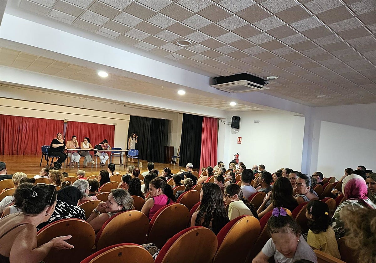 Huelga indefinida de las familias de un colegio de Jimena ante la falta de aulas