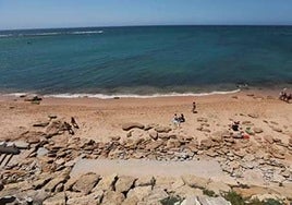 La falta de arena en playas de Los Caños y Zahora llega al Parlamento andaluz