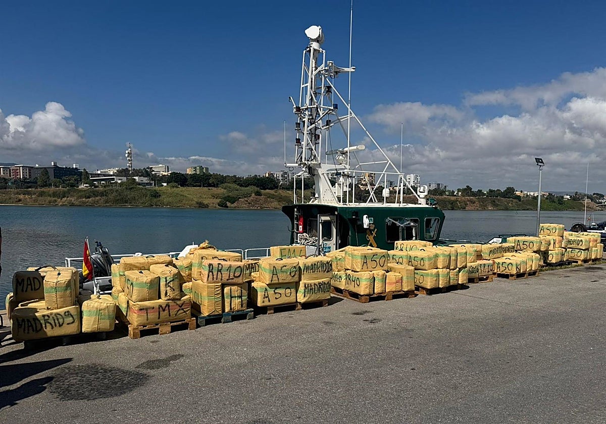 La Guardia Civil frustra dos alijos de más de seis toneladas de hachís en aguas del Estrecho