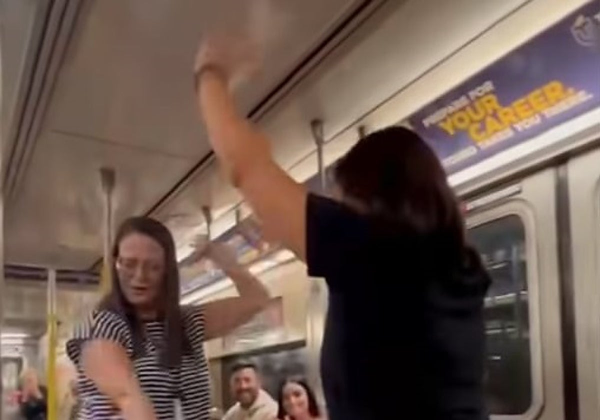 Vídeo: Dos chicas de Conil se arrancan por sevillanas en el metro de Nueva York