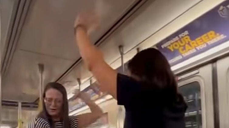 Vídeo: Dos chicas de Conil se arrancan por sevillanas en el metro de Nueva York