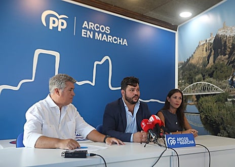 Imagen secundaria 1 - Rueda de prensa del PP en Arcos