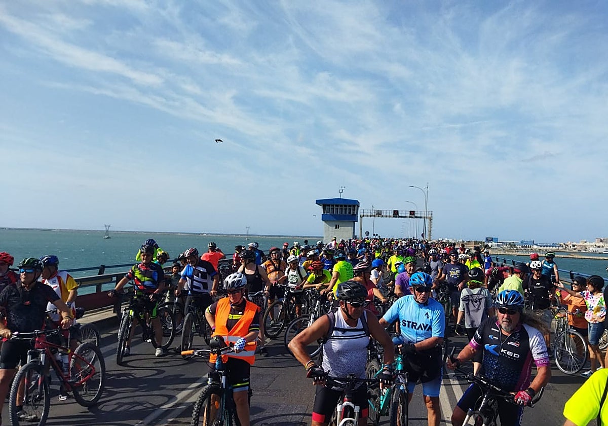 El PP, en tándem con la Asamblea Ciclista Bahía de Cádiz para pedir la conexión ciclo-peatonal entre la capital y Puerto Real