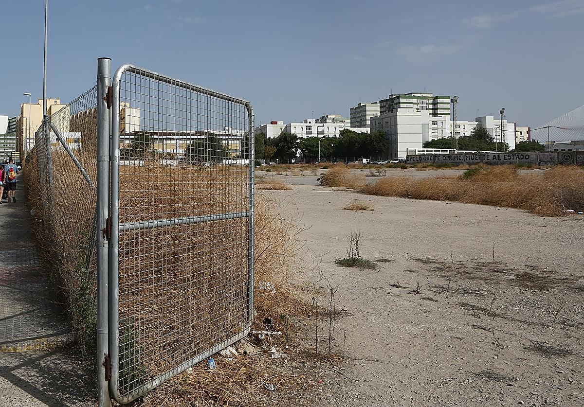 Terrenos de la antigua CASA donde está previsto que se levante en nuevo hospital de Cádiz