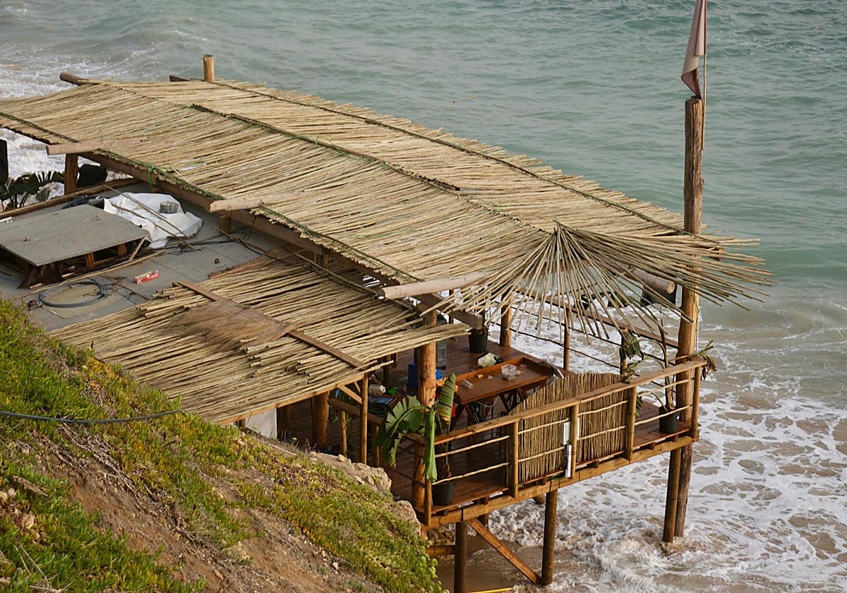 Chiringuito golpeado por las olas el pasado agosto