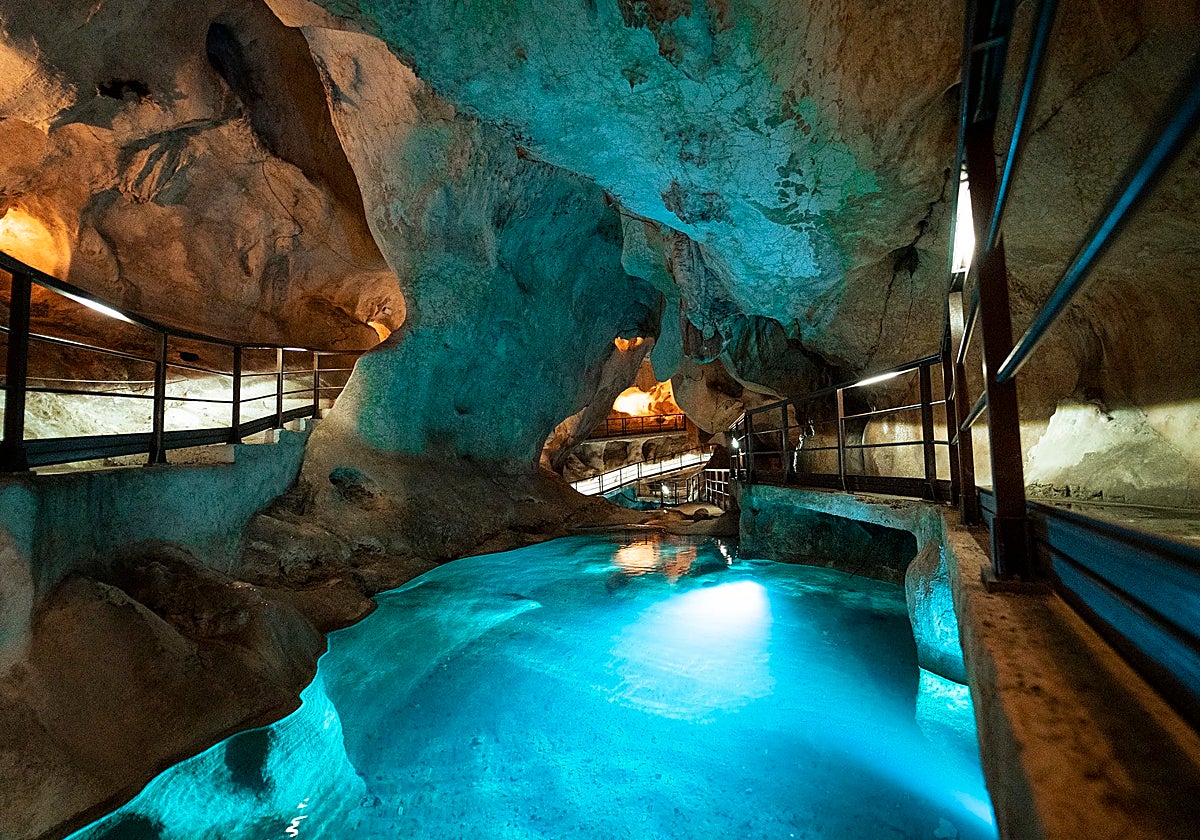 La impresionante cueva que puedes visitar gratis y está al lado de Cádiz: un lugar mágico con galerías, salas y leyendas de tesoros ocultos