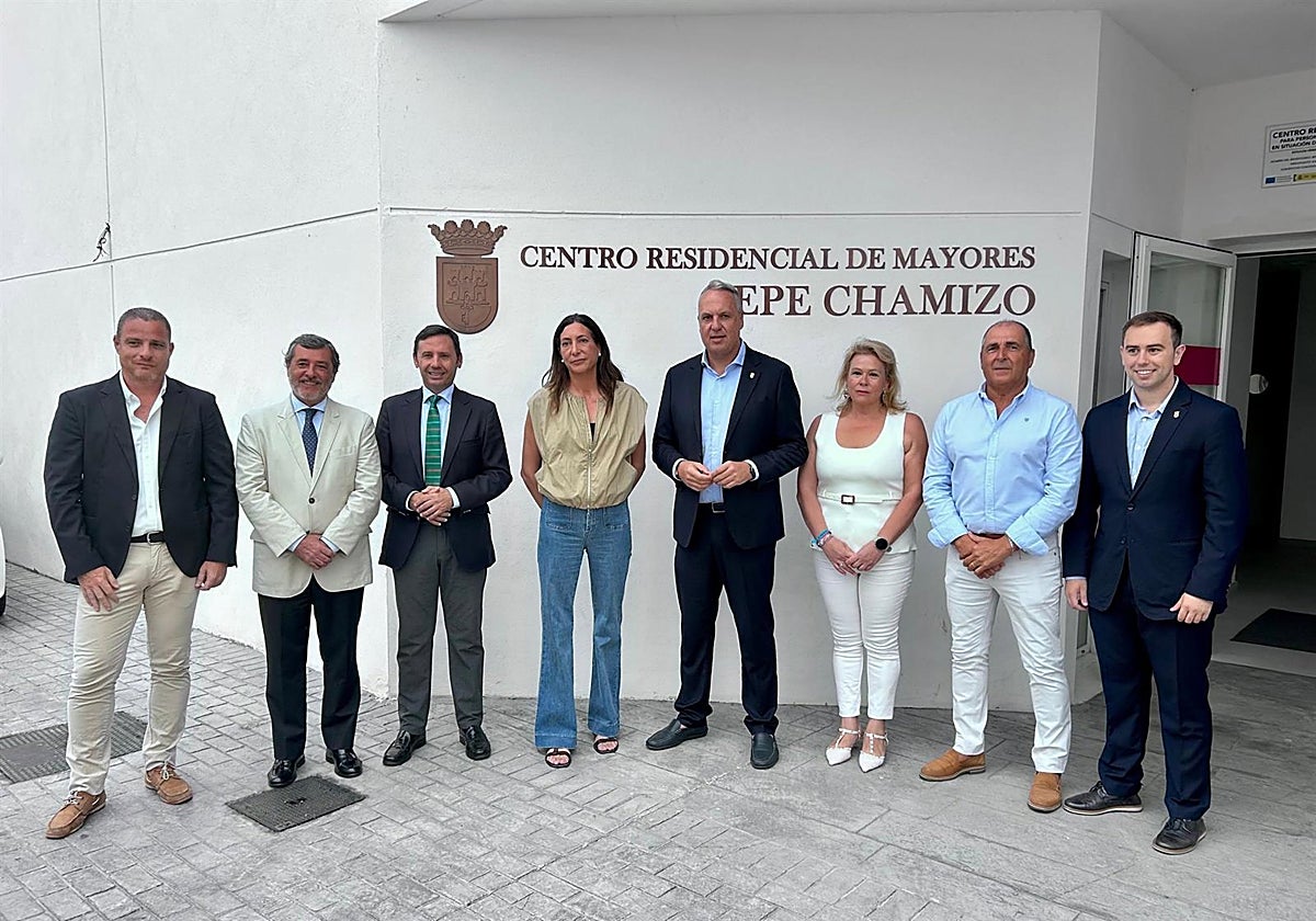 Loles López en su visita a la nueva residencia para mayores en San Roque.