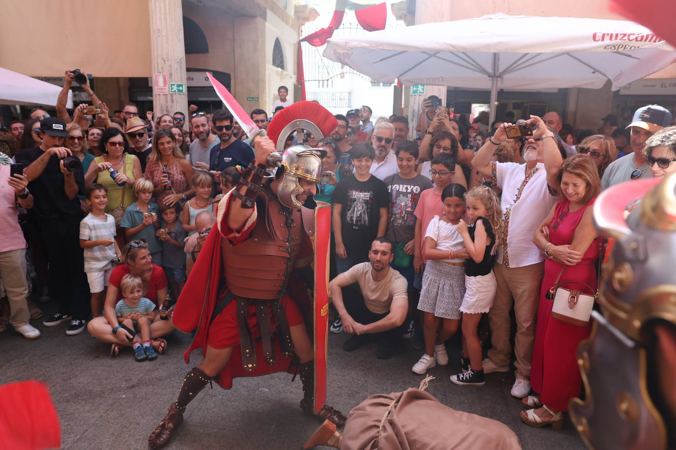 Lucha romana por los chicharrones en el Mercado de Abastos de Cádiz: Gadea musgades, panem, circus et chicharrones