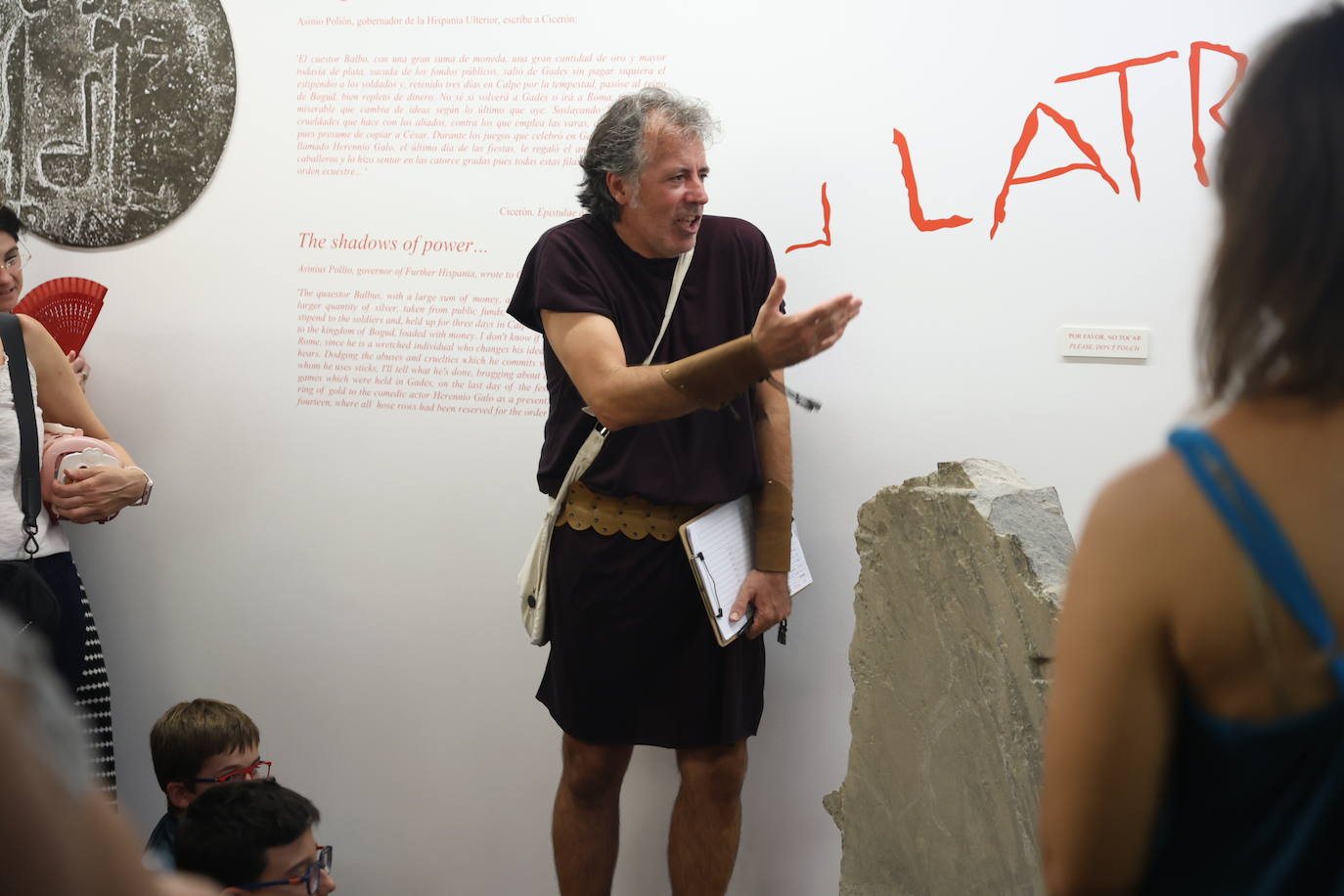 Visita teatralizada &#039;Cuando César vino a Gades y acabó soltando dos lagrimones&#039; en el Teatro Romano de Cádiz