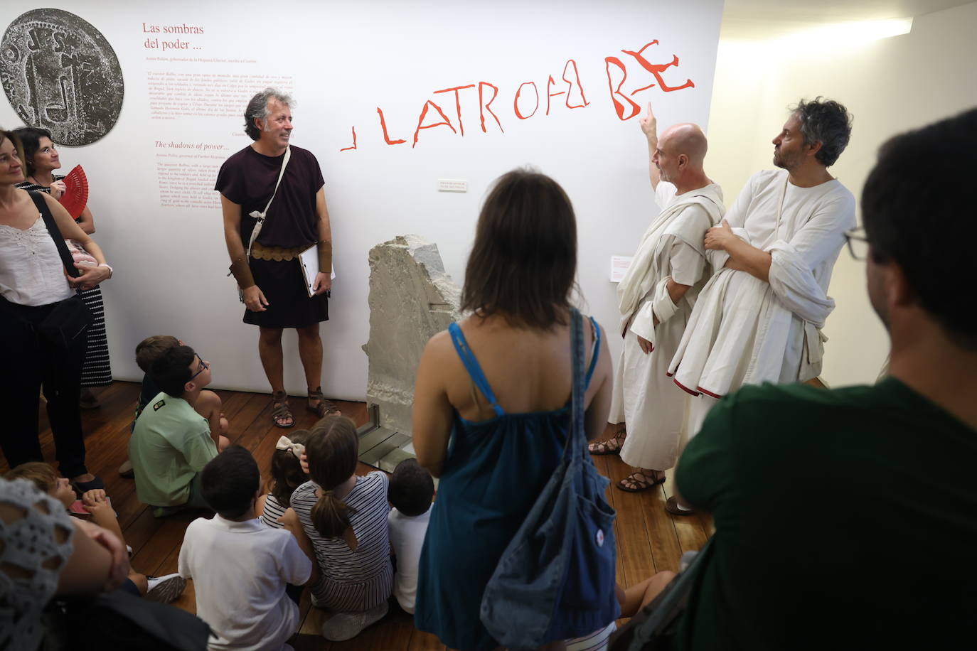 Visita teatralizada &#039;Cuando César vino a Gades y acabó soltando dos lagrimones&#039; en el Teatro Romano de Cádiz