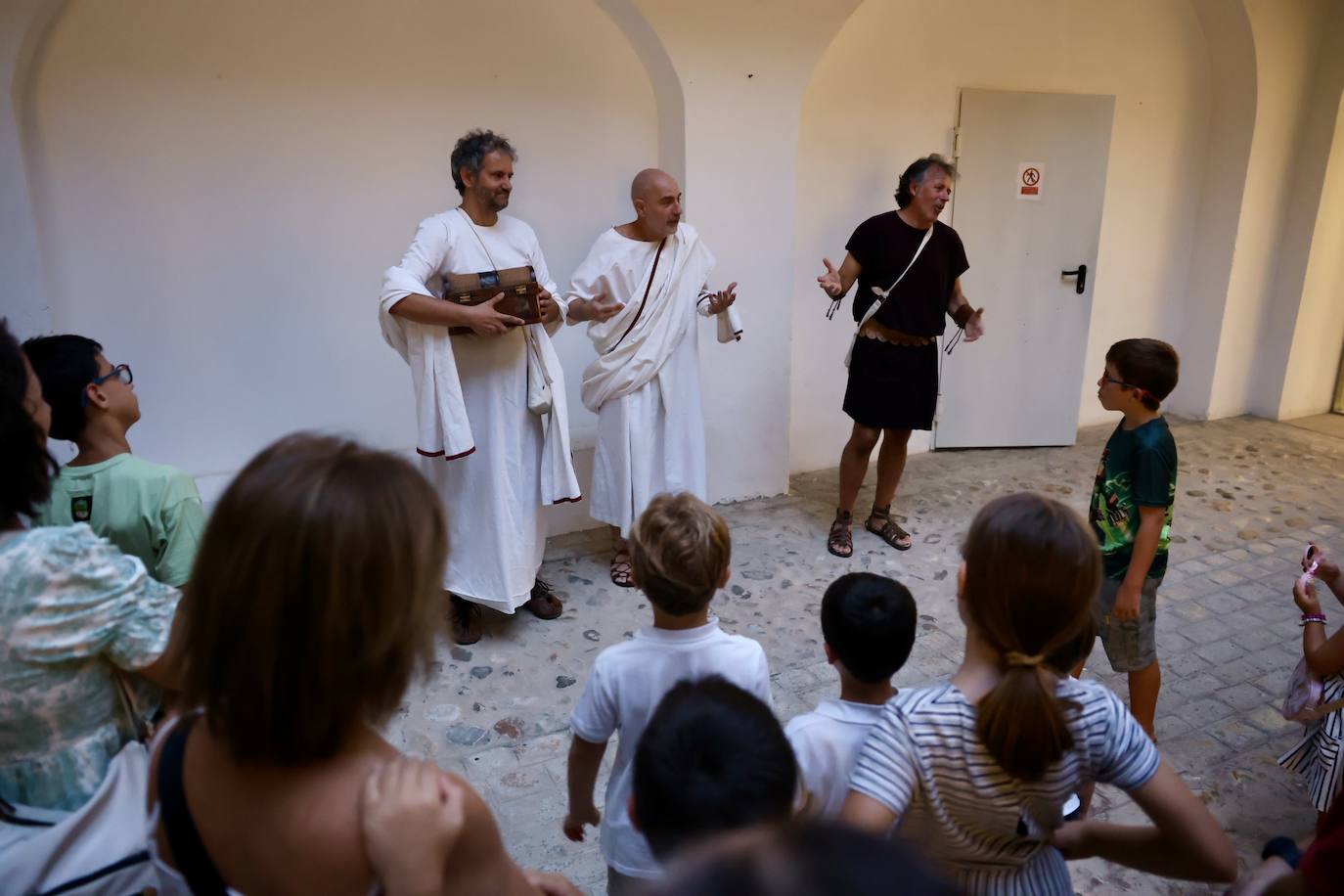 Visita teatralizada &#039;Cuando César vino a Gades y acabó soltando dos lagrimones&#039; en el Teatro Romano de Cádiz