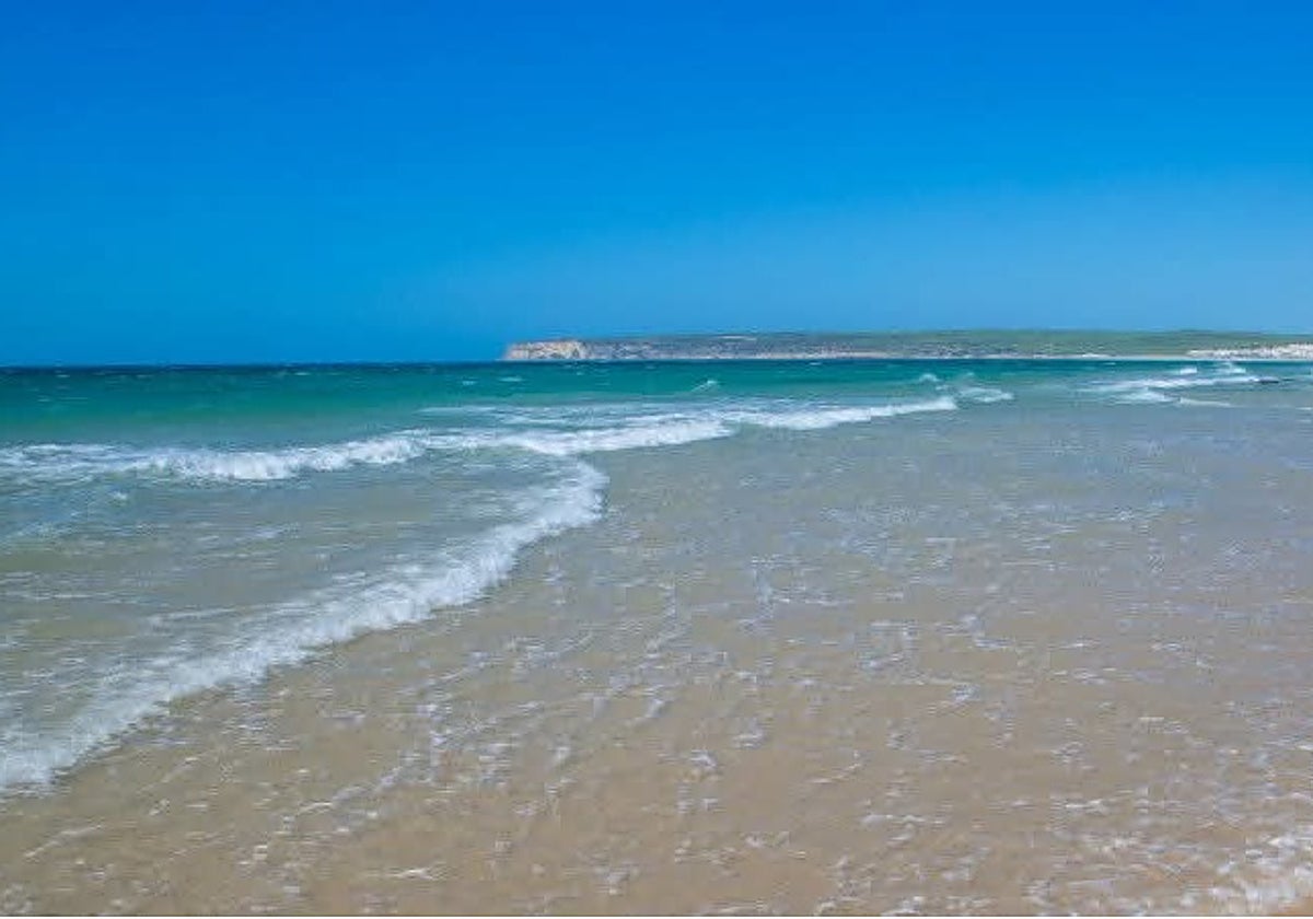 El Ayuntamiento de Barbate decreta el cierre de la playa de Pajares al personal civil: una imagen única en España