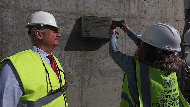 La subdelegada del Gobierno fotografía una placa conmemorativa en el puente de la Constitución de 1812