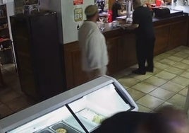 Tres hombres hacen un 'simpa' en un restaurante de Jerez dejando una cuenta de 180 euros