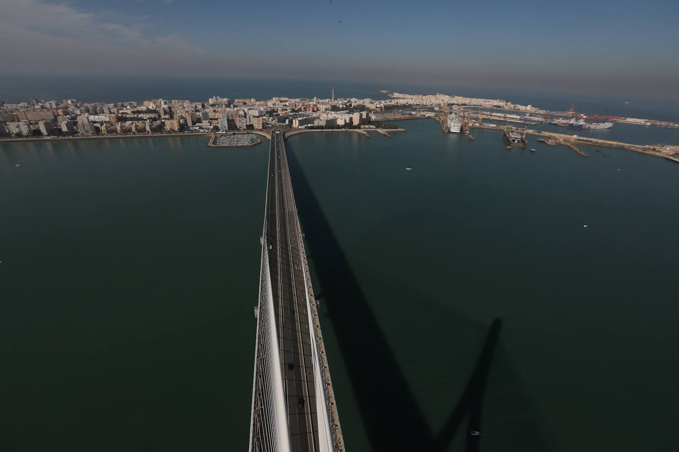 Fotos: La Bahía de Cádiz desde el punto más alto del puente de la Constitución de 1812, el imponente viaje al &#039;cielo&#039;