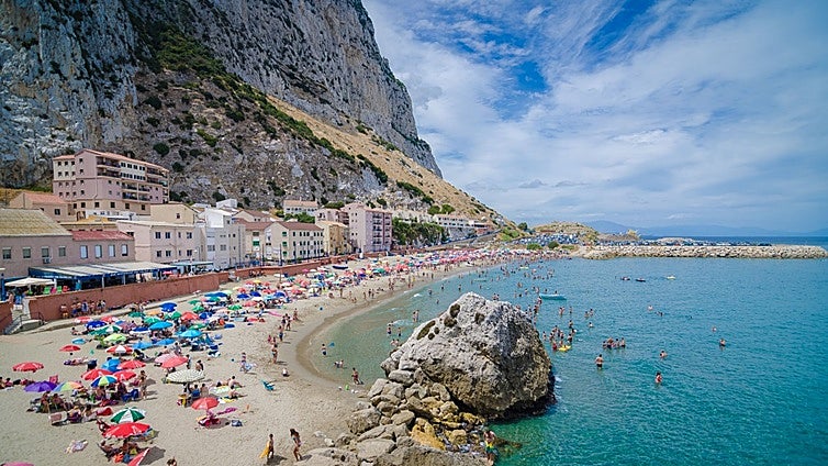 La pequeña y desconocida playa que parece de postal y se encuentra al lado de Cádiz: un lugar secreto con casas de colores y calma absoluta