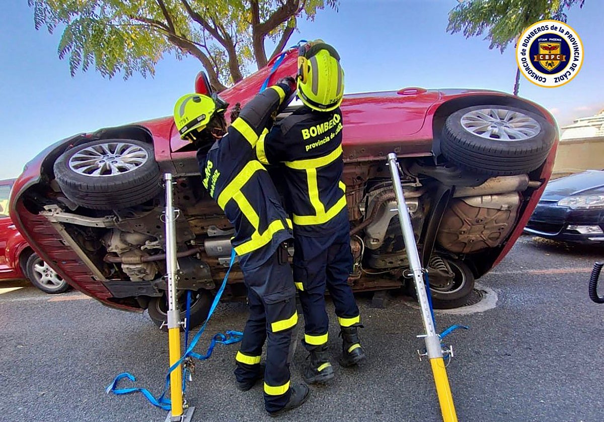 Coche volcado en Bahía Blanca.