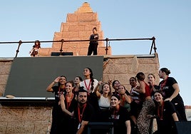 De Gadir a Roma contado por Cádiz, un espectáculo con sello gaditano ilumina la Puerta de Tierra