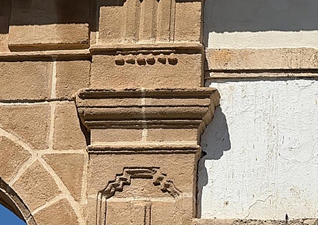 Imagen secundaria 1 - El arco de la Santísima Trinidad ya luce en El Puerto tras su restauración