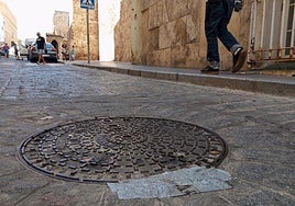 El Ayuntamiento de Cádiz refuerza la desinsectación de la red de saneamiento para controlar la población de cucarachas