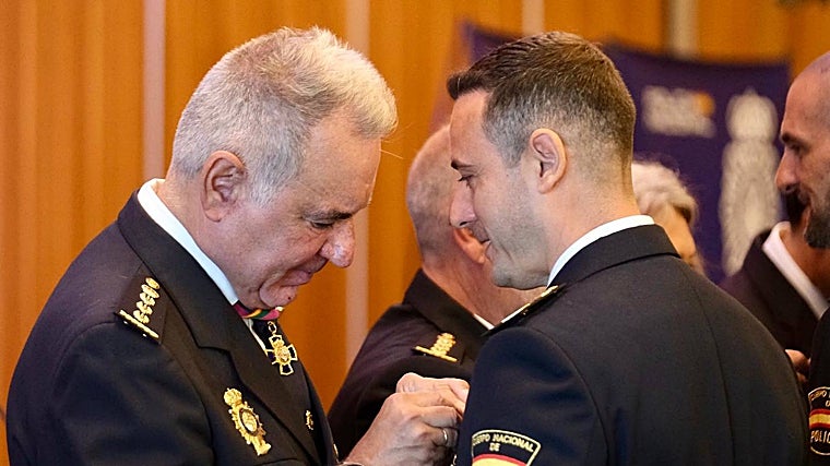 Condecoraciones en el Día de la Policía Nacional