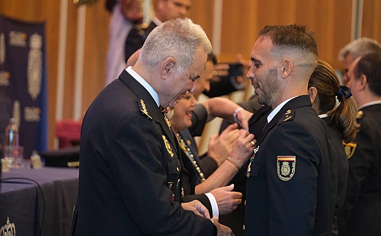 Imagen principal - Condecoraciones a los agentes de la Policía Nacional