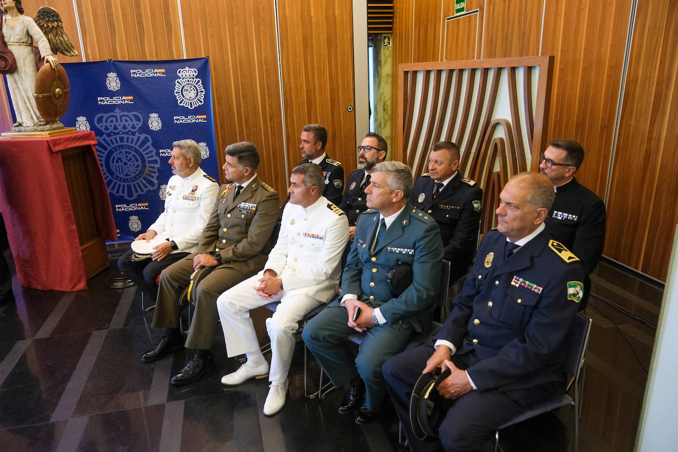 Fotos: Acto de la Policía Nacional con motivo de la fiesta de los Santos Ángeles Custodios en Cádiz