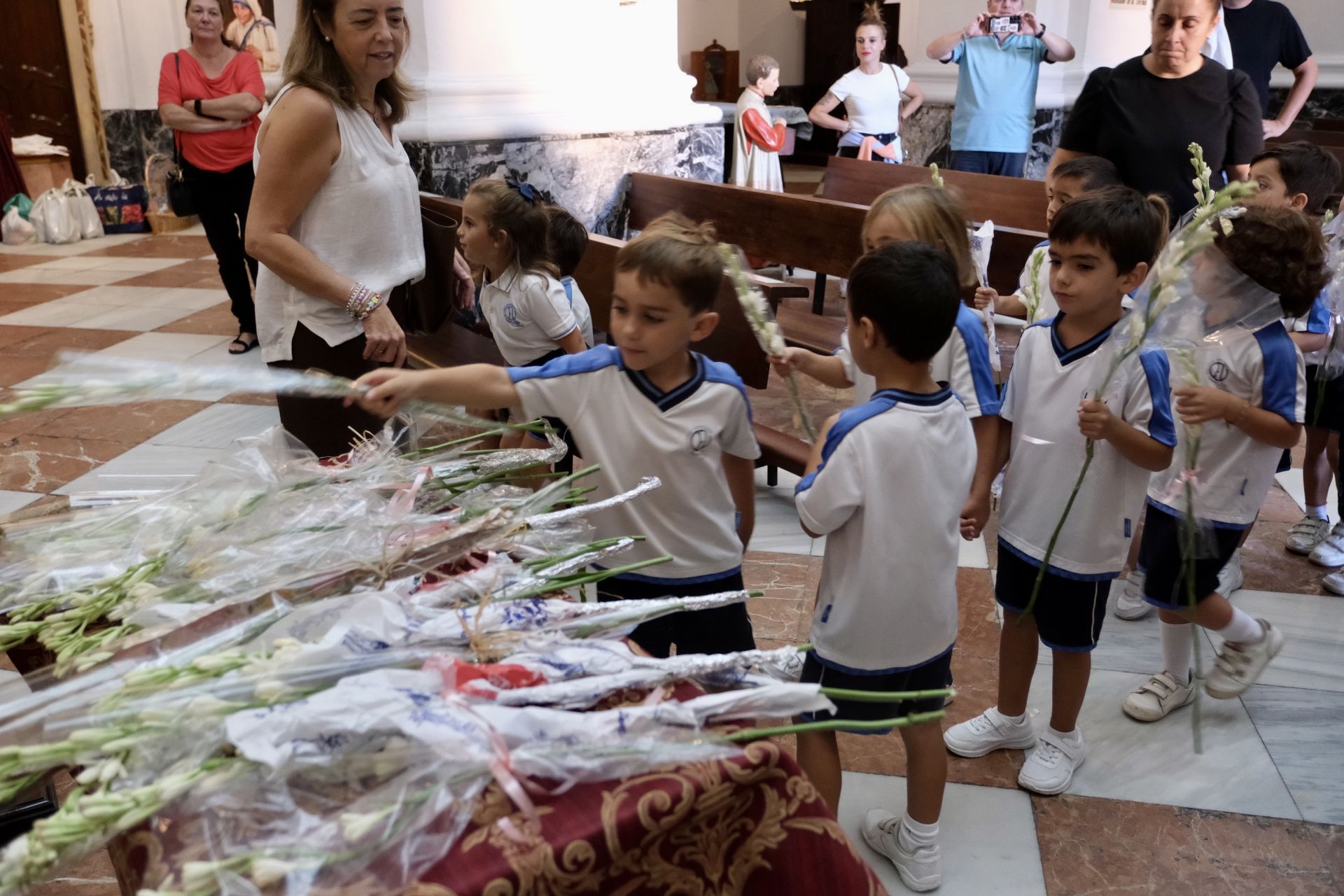 Fotos: Escolares gaditanos llevan flores a la Patrona de la ciudad