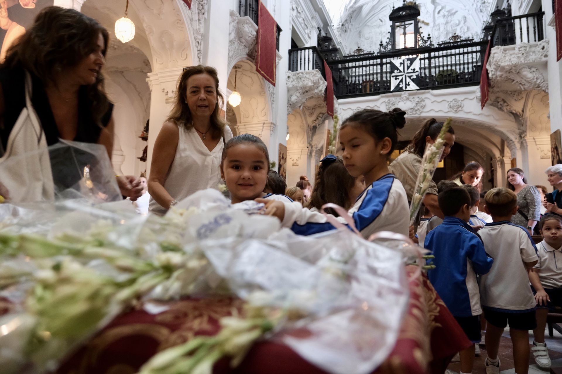 Fotos: Escolares gaditanos llevan flores a la Patrona de la ciudad