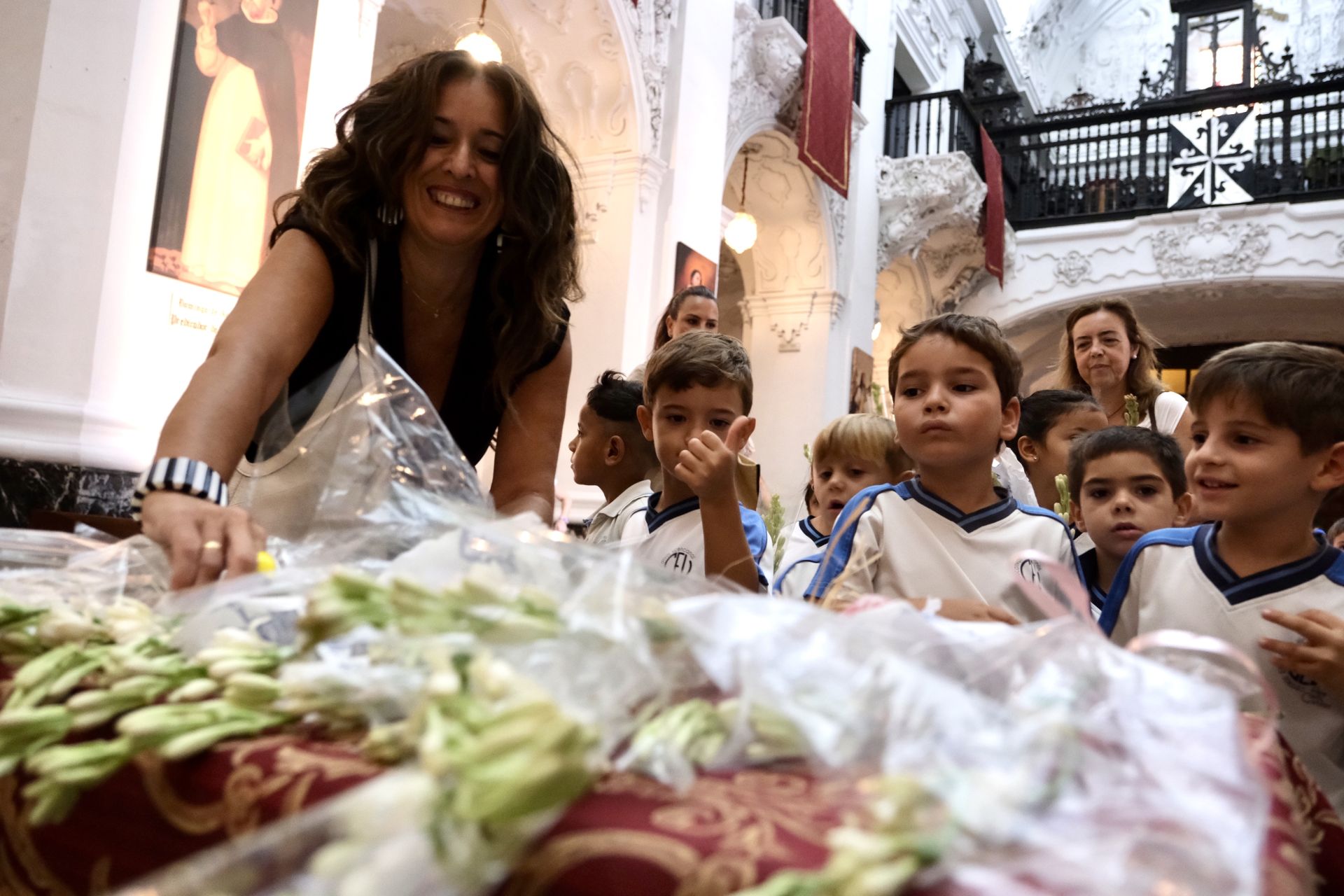 Fotos: Escolares gaditanos llevan flores a la Patrona de la ciudad