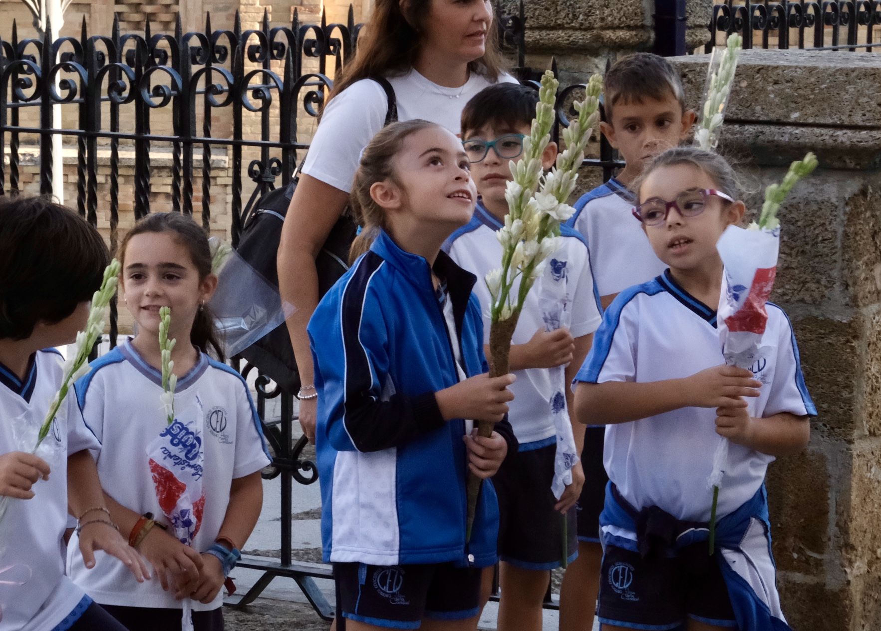 Fotos: Escolares gaditanos llevan flores a la Patrona de la ciudad