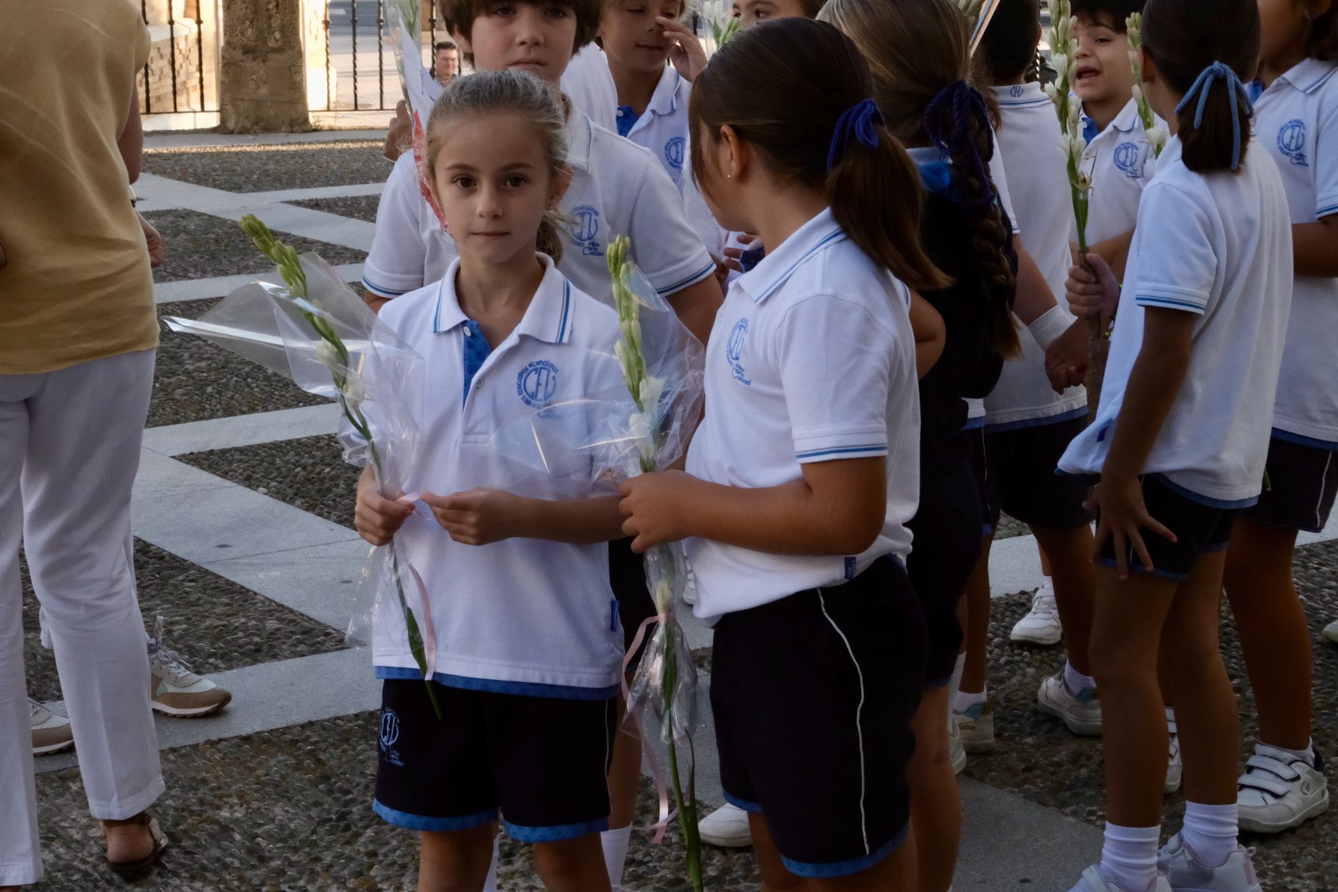 Fotos: Escolares gaditanos llevan flores a la Patrona de la ciudad