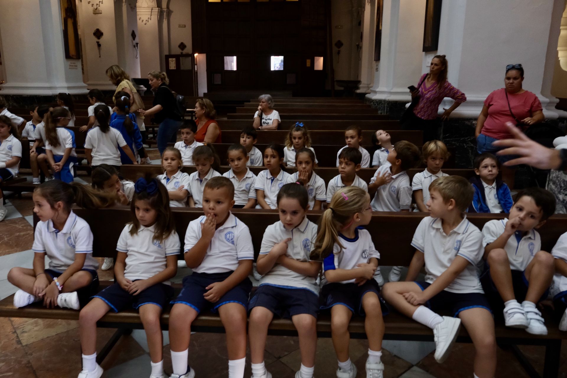 Fotos: Escolares gaditanos llevan flores a la Patrona de la ciudad