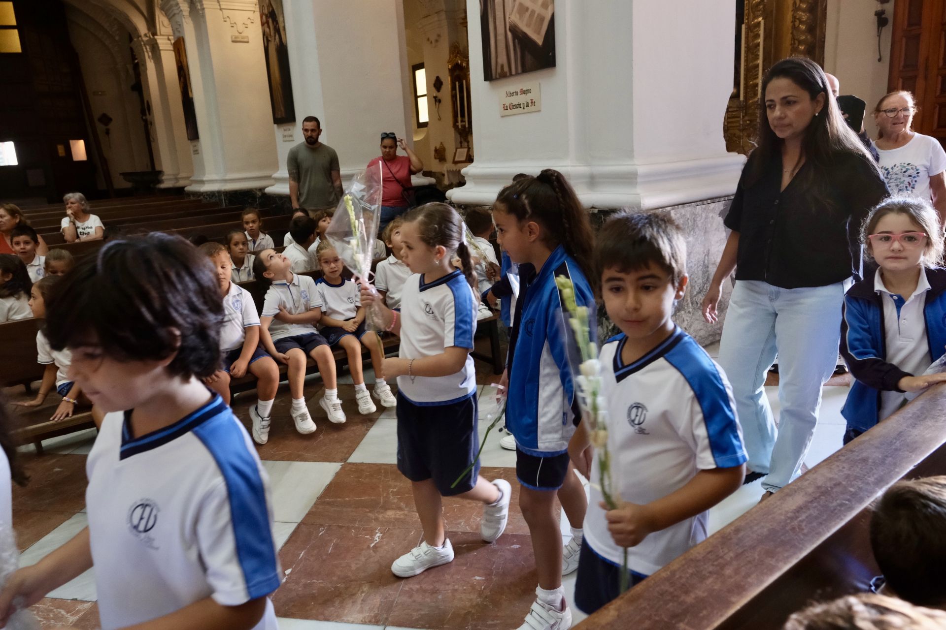 Fotos: Escolares gaditanos llevan flores a la Patrona de la ciudad
