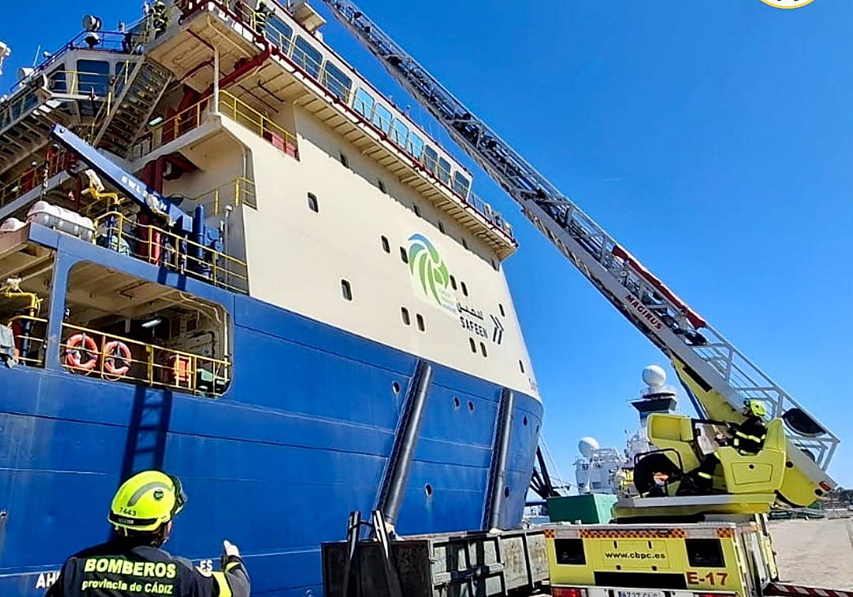 Un trabajador sufre un infarto en el interior de un buque en la Zona Franca de Cádiz
