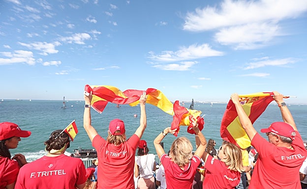 Aficionados españoles en SailGP animando a Los Gallos