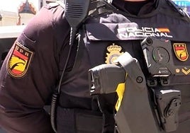 «¡Como entréis os apuñalo!», la Policía logra reducir con un táser a un atrincherado armado en El Puerto