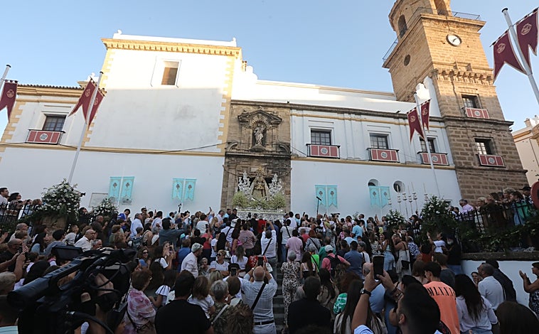 Imagen principal - La ciudad de Cádiz se entrega a la Virgen del Rosario en su festividad