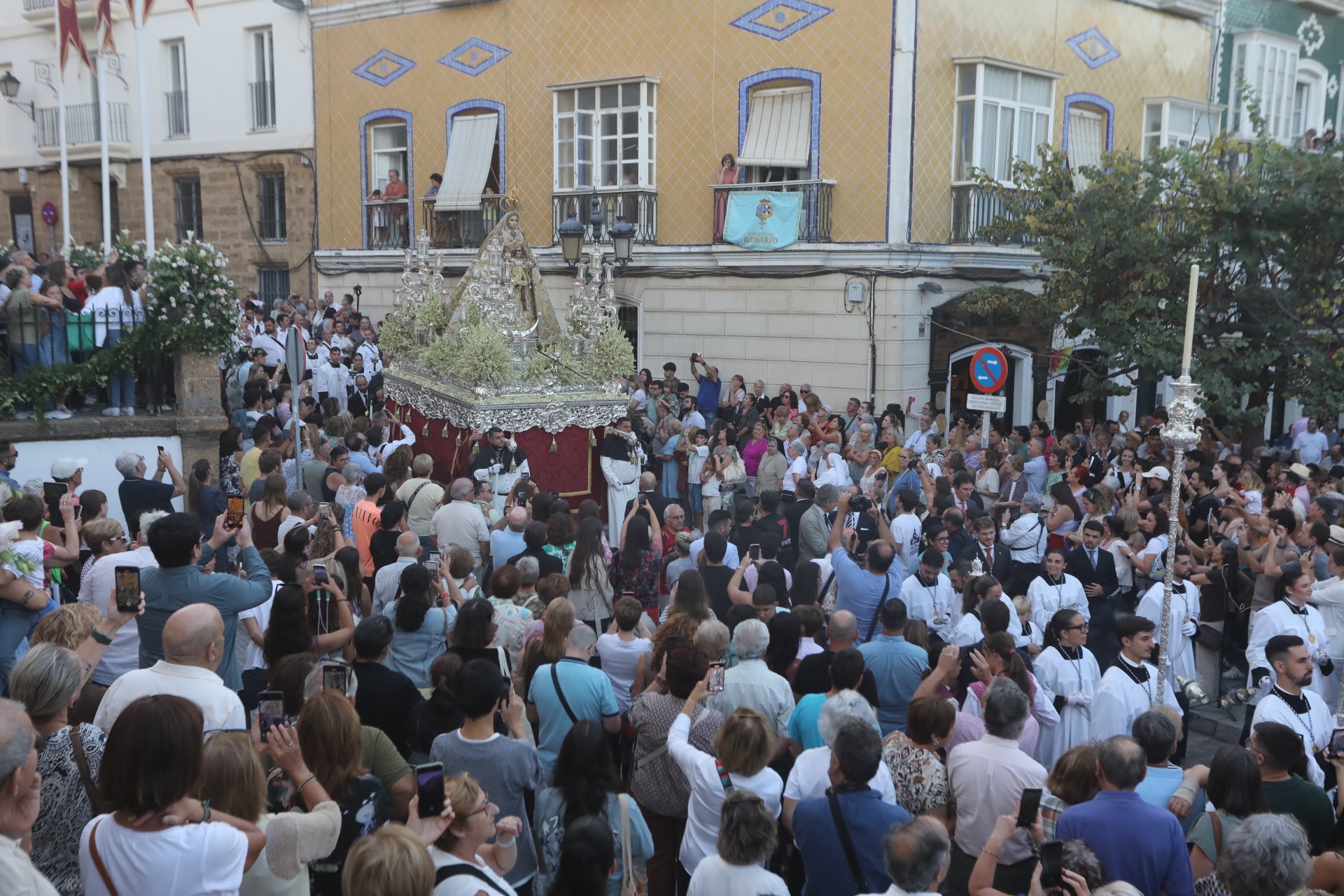 Fotos: Procesión de la Virgen del Rosario por las calles de Cádiz