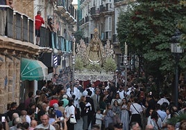La ciudad de Cádiz se entrega a la Virgen del Rosario en su festividad
