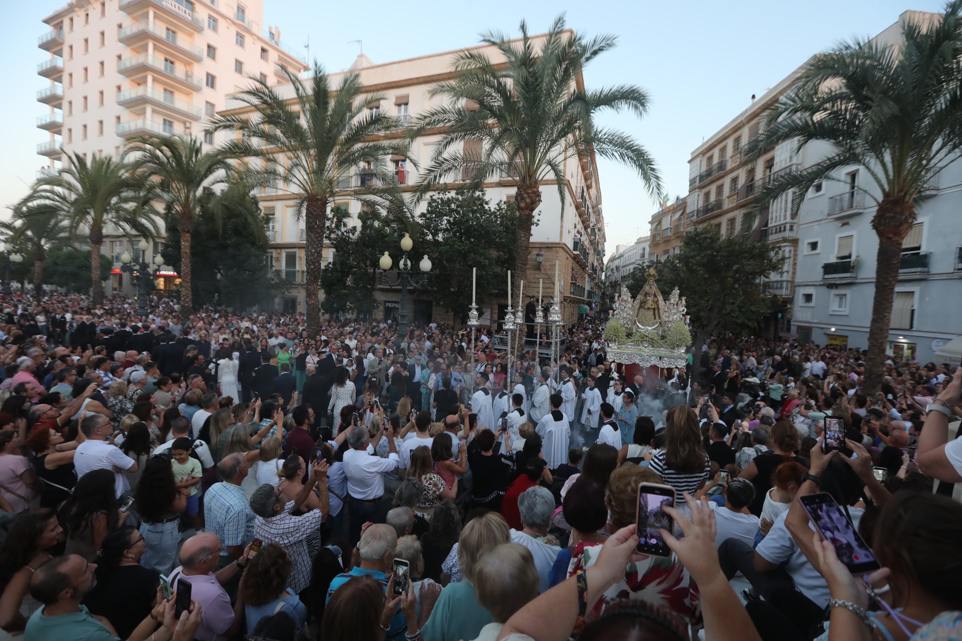 Fotos: Procesión de la Virgen del Rosario por las calles de Cádiz