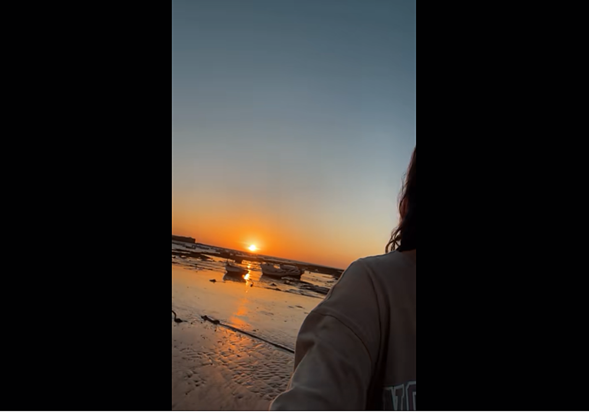 Una gaditana emite una curiosa reflexión sobre los atardeceres de La Caleta