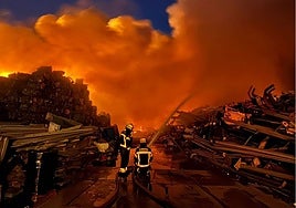 Un incendio en la chatarrería del Puente del Duque en Jerez genera una densa columna de humo