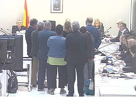 Imagen secundaria 1 - Varios momentos de la tercera sesión de este miércoles y una imagen del acusado Yassine Kanjaa