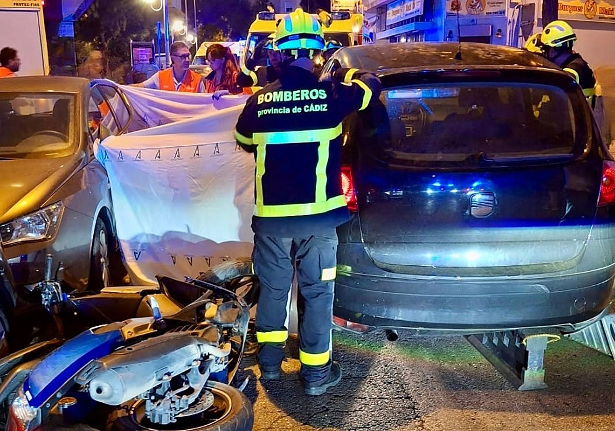 El coche y el ciclomotor en el accidente mortal de Cádiz.